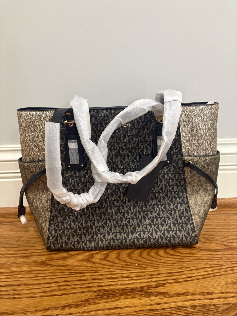 Michael Kors Voyager Large Signature Tote Bag WITH Matching Wallet - Picture 2 of 10